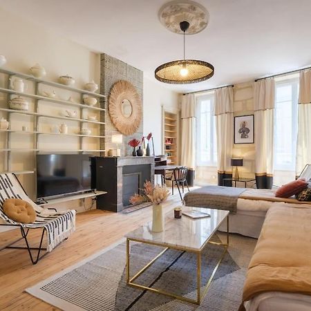 Appartement Avec Son Patio Dans Centre Historique De Bourg エクステリア 写真