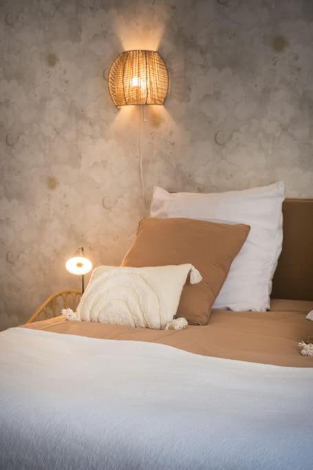 Appartement Avec Son Patio Dans Centre Historique De Bourg エクステリア 写真