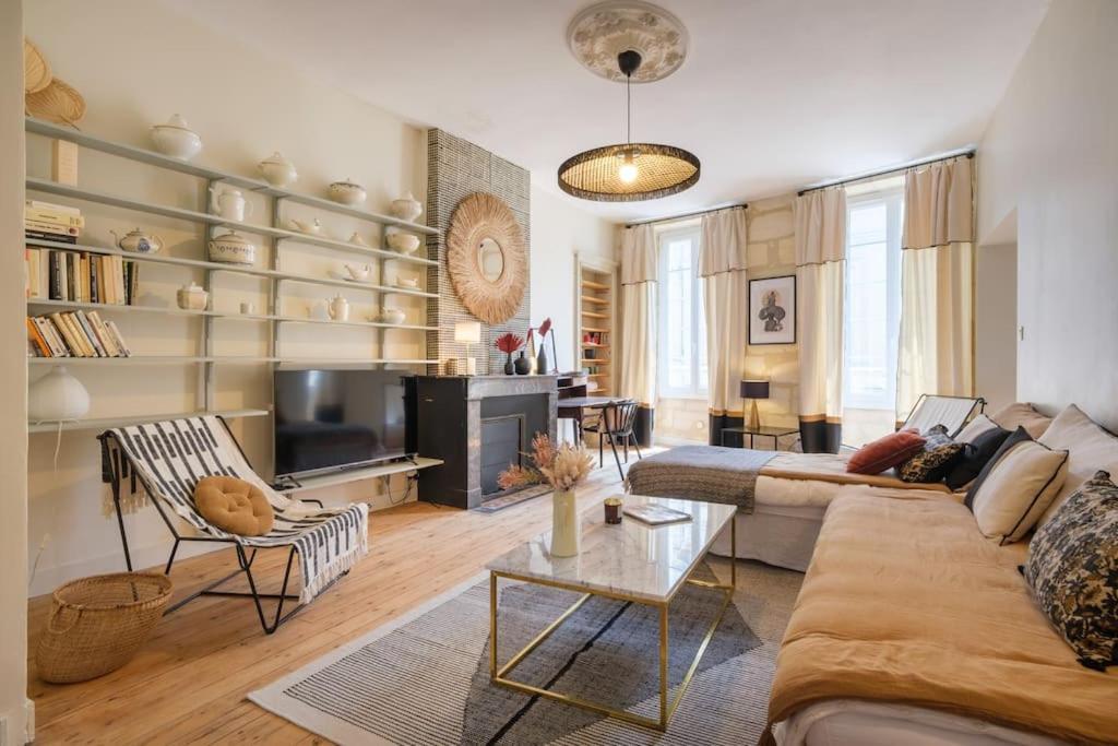 Appartement Avec Son Patio Dans Centre Historique De Bourg エクステリア 写真