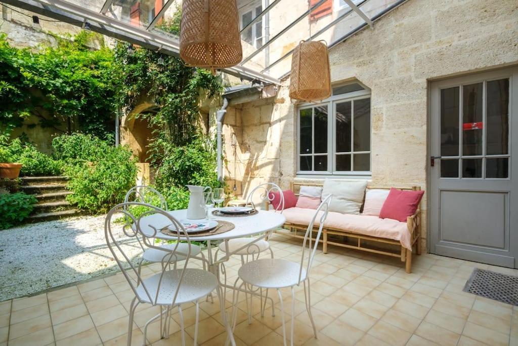 Appartement Avec Son Patio Dans Centre Historique De Bourg エクステリア 写真
