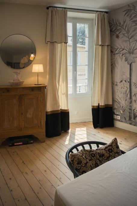 Appartement Avec Son Patio Dans Centre Historique De Bourg エクステリア 写真