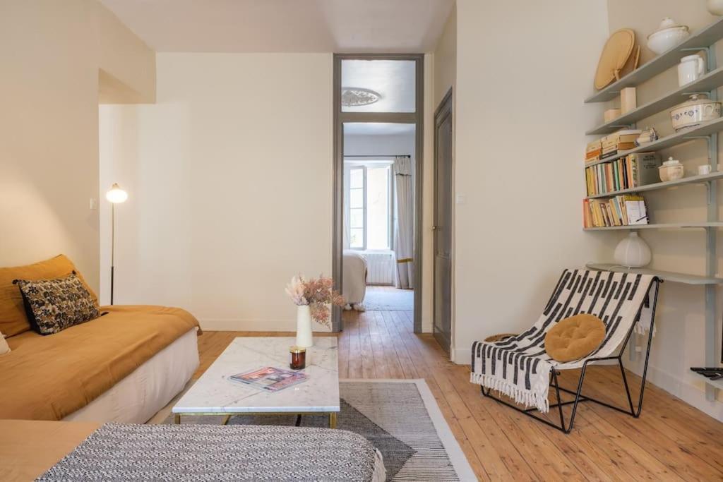 Appartement Avec Son Patio Dans Centre Historique De Bourg エクステリア 写真