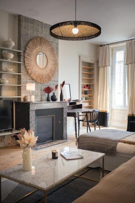 Appartement Avec Son Patio Dans Centre Historique De Bourg エクステリア 写真
