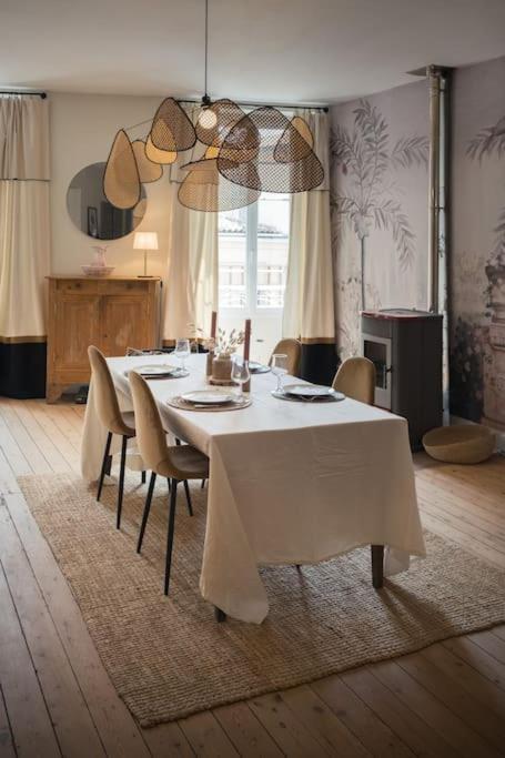 Appartement Avec Son Patio Dans Centre Historique De Bourg エクステリア 写真