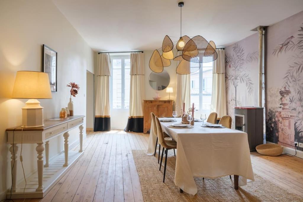 Appartement Avec Son Patio Dans Centre Historique De Bourg エクステリア 写真