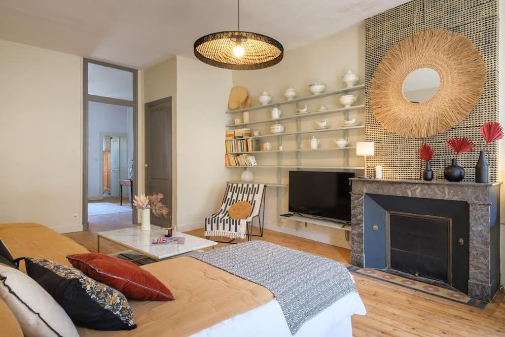 Appartement Avec Son Patio Dans Centre Historique De Bourg エクステリア 写真